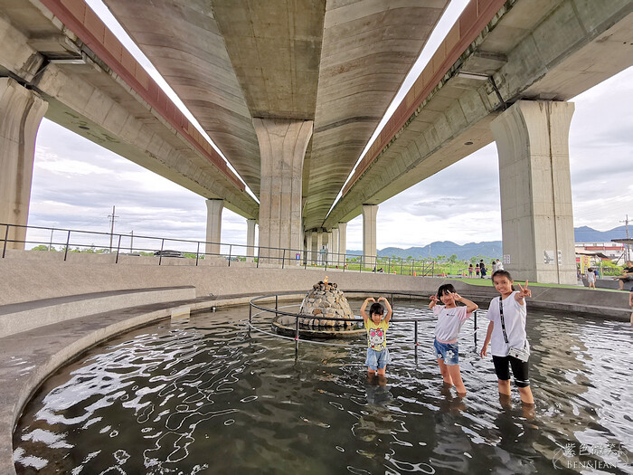宜蘭縣冬山鄉武淵水火同源親子公園》滾輪溜滑梯、大碗公溜滑梯、戲水池大沙坑攀爬網