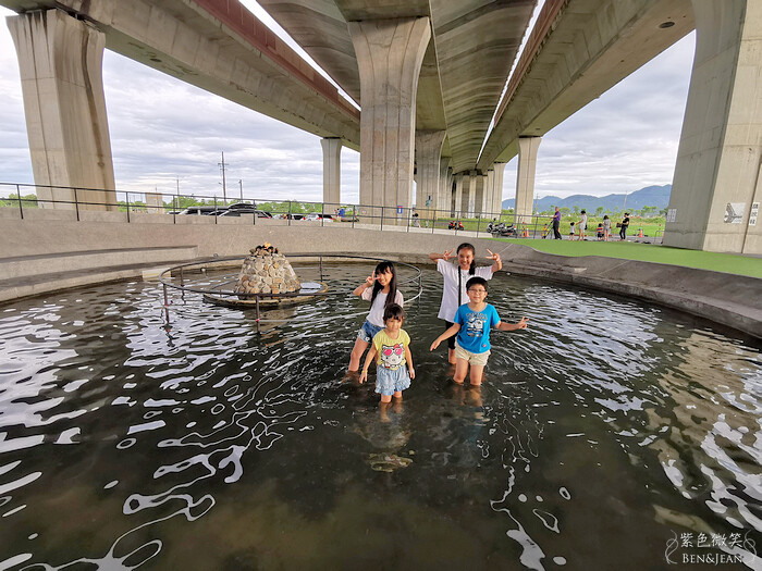 宜蘭縣冬山鄉武淵水火同源親子公園》滾輪溜滑梯、大碗公溜滑梯、戲水池大沙坑攀爬網