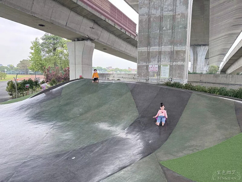 宜蘭縣冬山鄉武淵水火同源親子公園》滾輪溜滑梯、大碗公溜滑梯、戲水池大沙坑攀爬網