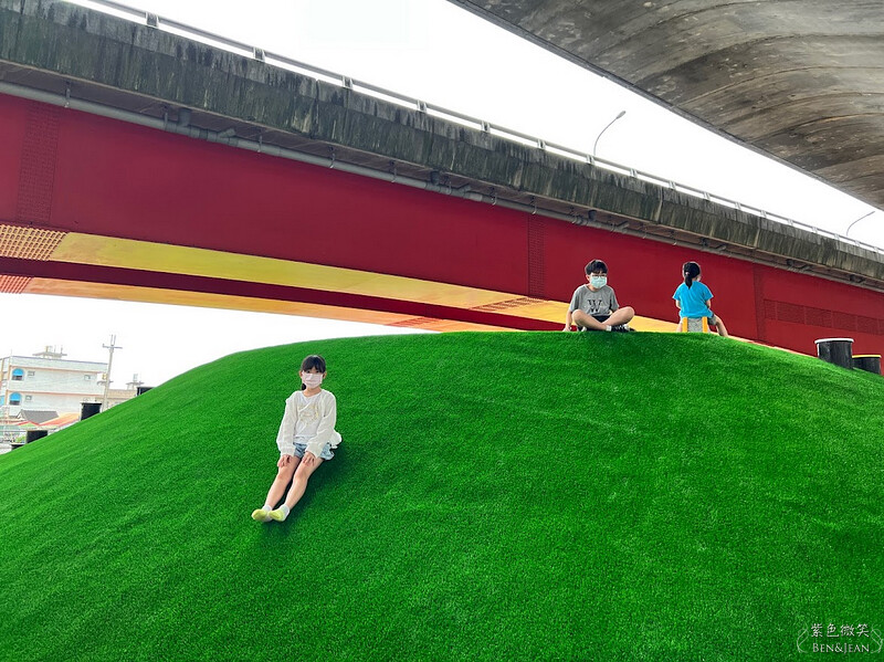 宜蘭縣礁溪鄉礁溪二龍之心親子公園》龍舟溜滑梯、大碗公溜滑梯挖沙坑、體健設施免費玩，還能遮陽擋雨、競渡龍舟真好拍