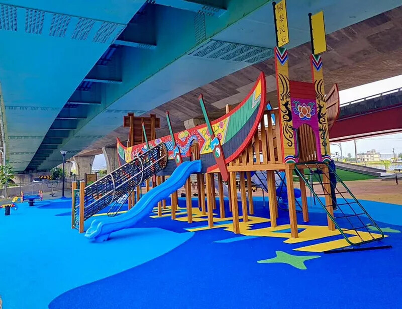 宜蘭縣礁溪鄉礁溪二龍之心親子公園》龍舟溜滑梯、大碗公溜滑梯挖沙坑、體健設施免費玩，還能遮陽擋雨、競渡龍舟真好拍