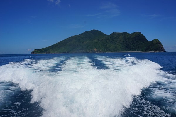 宜蘭縣頭城鎮龜山島賞鯨|龜山島半日遊》賞鯨登島繞島三合一,賞龜山島八景,牛奶海立槳好好玩