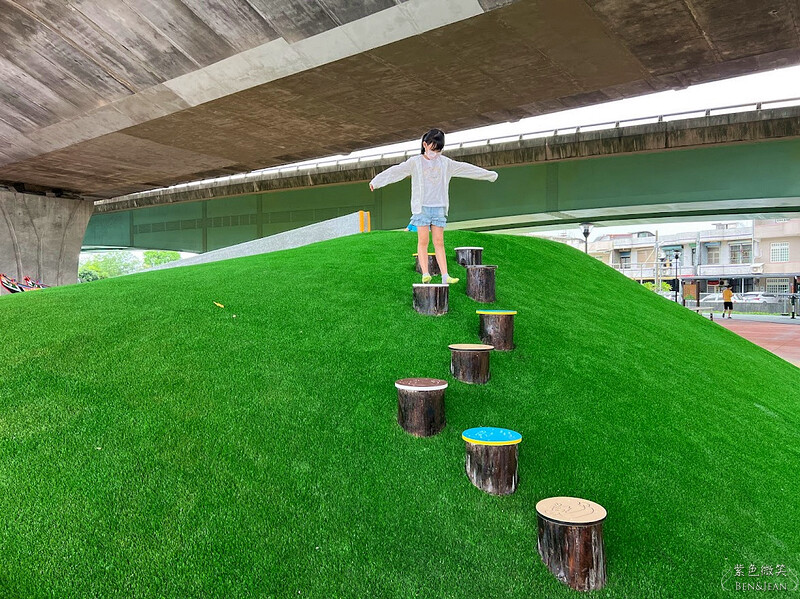 宜蘭縣礁溪鄉礁溪二龍之心親子公園》龍舟溜滑梯、大碗公溜滑梯挖沙坑、體健設施免費玩，還能遮陽擋雨、競渡龍舟真好拍