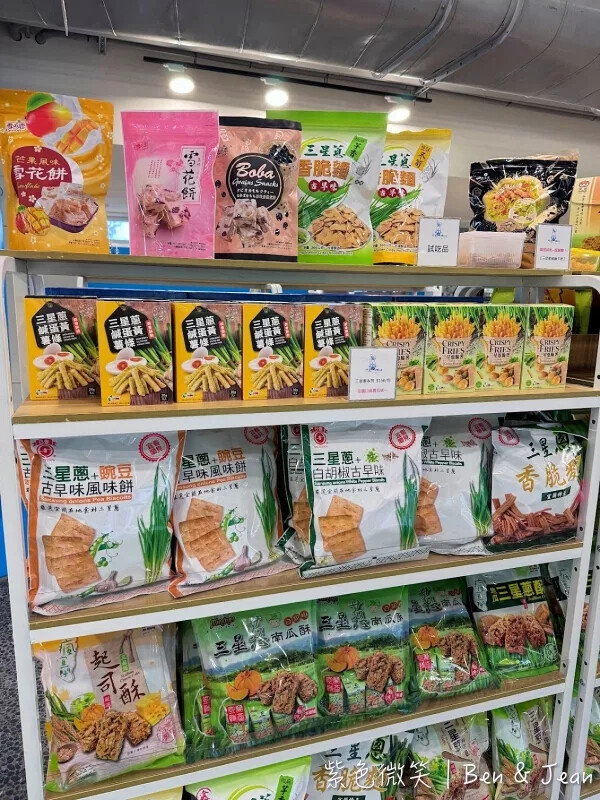 宜蘭縣頭城鎮龜山島賞鯨|龜山島半日遊》賞鯨登島繞島三合一,賞龜山島八景,牛奶海立槳好好玩