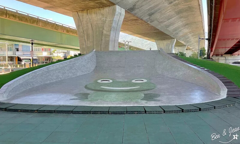 宜蘭縣礁溪鄉礁溪二龍之心親子公園》龍舟溜滑梯、大碗公溜滑梯挖沙坑、體健設施免費玩，還能遮陽擋雨、競渡龍舟真好拍