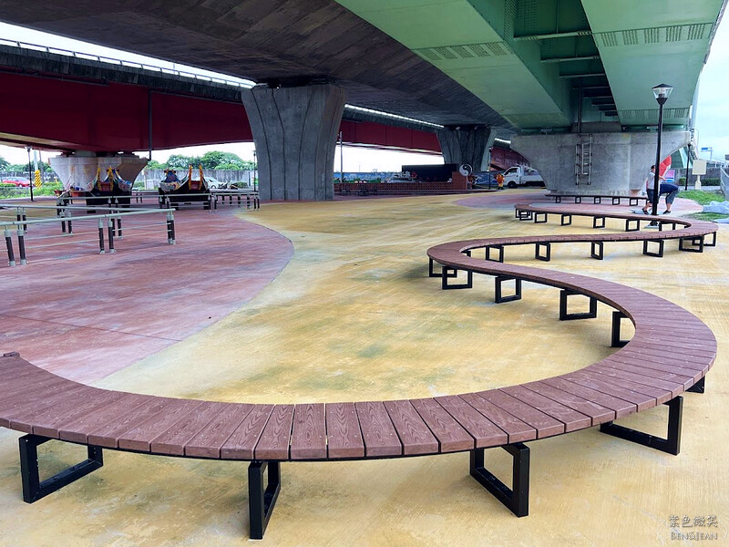 宜蘭縣礁溪鄉礁溪二龍之心親子公園》龍舟溜滑梯、大碗公溜滑梯挖沙坑、體健設施免費玩，還能遮陽擋雨、競渡龍舟真好拍