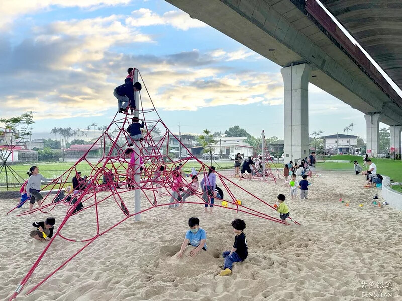 宜蘭縣冬山鄉武淵水火同源親子公園》滾輪溜滑梯、大碗公溜滑梯、戲水池大沙坑攀爬網