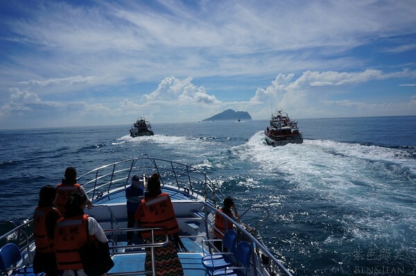 宜蘭縣頭城鎮龜山島賞鯨|龜山島半日遊》賞鯨登島繞島三合一,賞龜山島八景,牛奶海立槳好好玩