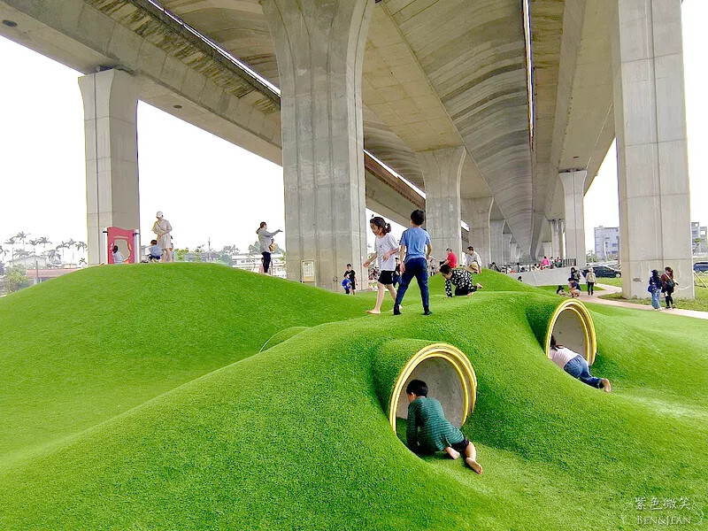宜蘭縣冬山鄉武淵水火同源親子公園》滾輪溜滑梯、大碗公溜滑梯、戲水池大沙坑攀爬網