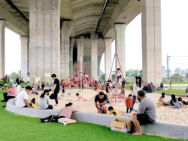 宜蘭縣冬山鄉武淵水火同源親子公園》滾輪溜滑梯、大碗公溜滑梯、戲水池大沙坑攀爬網