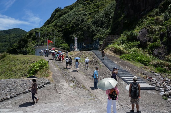 宜蘭縣頭城鎮龜山島賞鯨|龜山島半日遊》賞鯨登島繞島三合一,賞龜山島八景,牛奶海立槳好好玩
