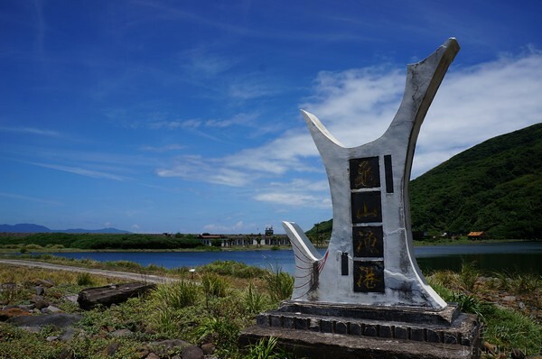 宜蘭縣頭城鎮龜山島賞鯨|龜山島半日遊》賞鯨登島繞島三合一,賞龜山島八景,牛奶海立槳好好玩