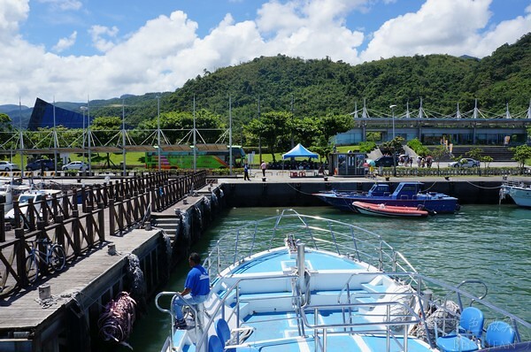 宜蘭縣頭城鎮龜山島賞鯨|龜山島半日遊》賞鯨登島繞島三合一,賞龜山島八景,牛奶海立槳好好玩