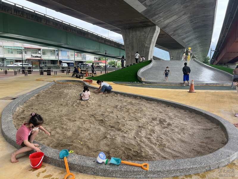 宜蘭縣礁溪鄉礁溪二龍之心親子公園》龍舟溜滑梯、大碗公溜滑梯挖沙坑、體健設施免費玩，還能遮陽擋雨、競渡龍舟真好拍