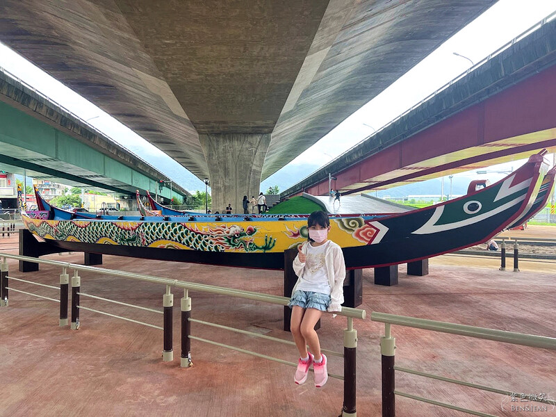 宜蘭縣礁溪鄉礁溪二龍之心親子公園》龍舟溜滑梯、大碗公溜滑梯挖沙坑、體健設施免費玩，還能遮陽擋雨、競渡龍舟真好拍
