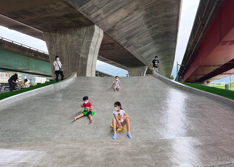 宜蘭縣礁溪鄉礁溪二龍之心親子公園》龍舟溜滑梯、大碗公溜滑梯挖沙坑、體健設施免費玩，還能遮陽擋雨、競渡龍舟真好拍
