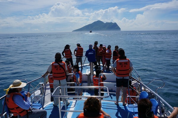 宜蘭縣頭城鎮龜山島賞鯨|龜山島半日遊》賞鯨登島繞島三合一,賞龜山島八景,牛奶海立槳好好玩