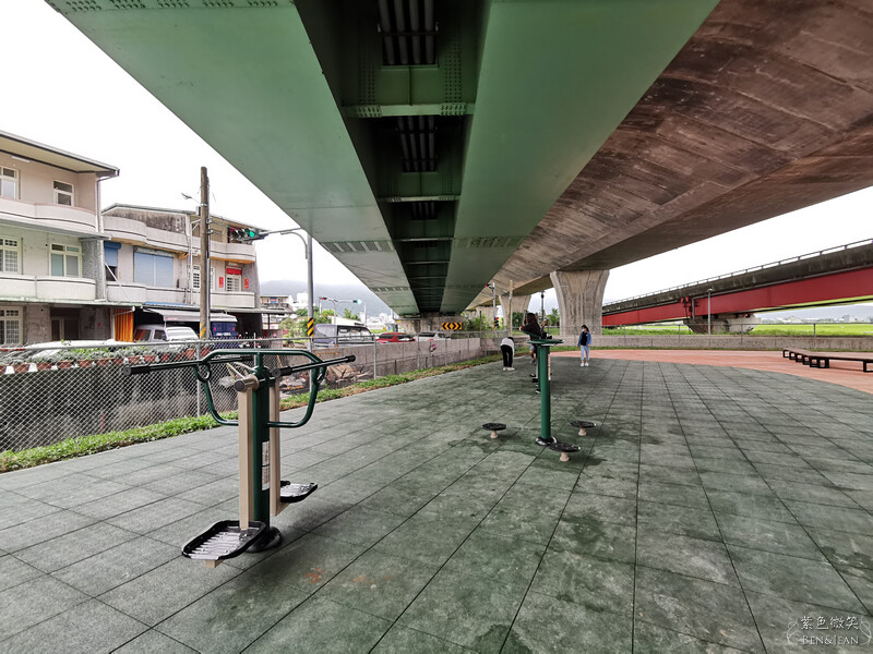 宜蘭縣礁溪鄉礁溪二龍之心親子公園》龍舟溜滑梯、大碗公溜滑梯挖沙坑、體健設施免費玩，還能遮陽擋雨、競渡龍舟真好拍