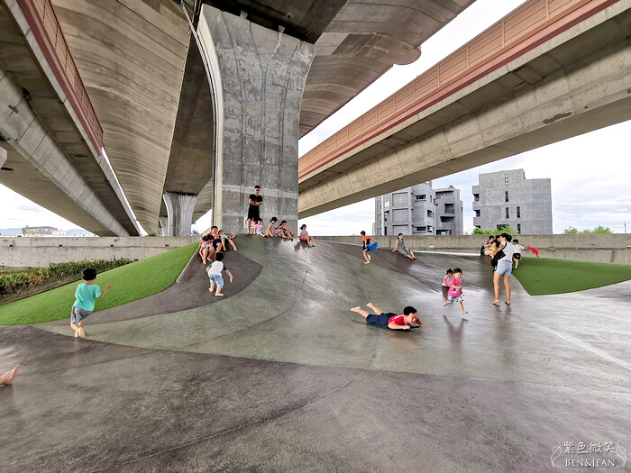 宜蘭縣冬山鄉武淵水火同源親子公園》滾輪溜滑梯、大碗公溜滑梯、戲水池大沙坑攀爬網