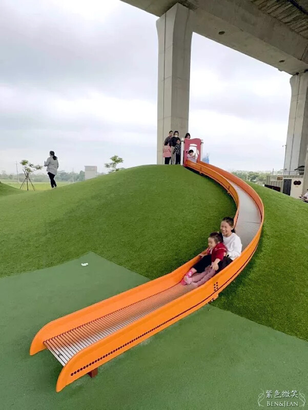 宜蘭縣冬山鄉武淵水火同源親子公園》滾輪溜滑梯、大碗公溜滑梯、戲水池大沙坑攀爬網