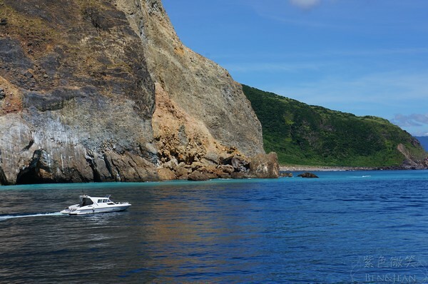 宜蘭縣頭城鎮龜山島賞鯨|龜山島半日遊》賞鯨登島繞島三合一,賞龜山島八景,牛奶海立槳好好玩
