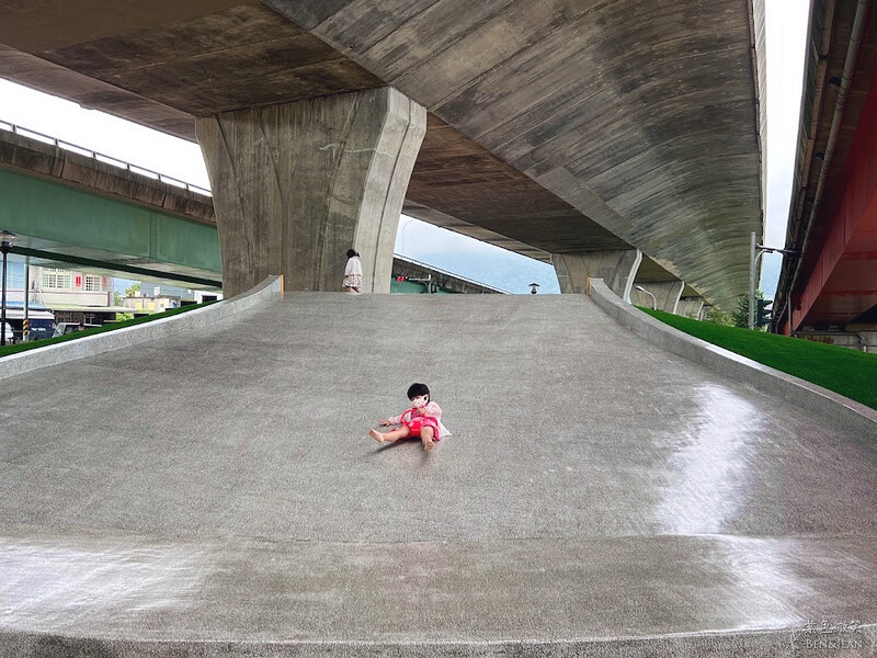宜蘭縣礁溪鄉礁溪二龍之心親子公園》龍舟溜滑梯、大碗公溜滑梯挖沙坑、體健設施免費玩，還能遮陽擋雨、競渡龍舟真好拍