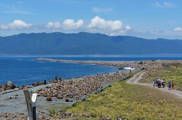宜蘭縣頭城鎮龜山島賞鯨|龜山島半日遊》賞鯨登島繞島三合一,賞龜山島八景,牛奶海立槳好好玩