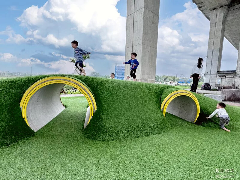宜蘭縣冬山鄉武淵水火同源親子公園》滾輪溜滑梯、大碗公溜滑梯、戲水池大沙坑攀爬網