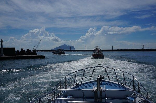 宜蘭縣頭城鎮龜山島賞鯨|龜山島半日遊》賞鯨登島繞島三合一,賞龜山島八景,牛奶海立槳好好玩