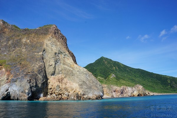宜蘭縣頭城鎮龜山島賞鯨|龜山島半日遊》賞鯨登島繞島三合一,賞龜山島八景,牛奶海立槳好好玩