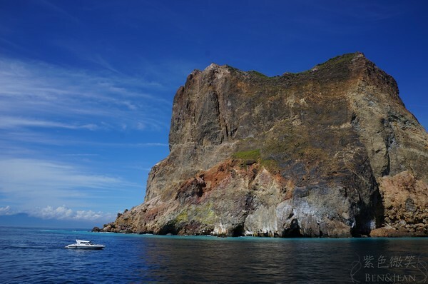宜蘭縣頭城鎮龜山島賞鯨|龜山島半日遊》賞鯨登島繞島三合一,賞龜山島八景,牛奶海立槳好好玩