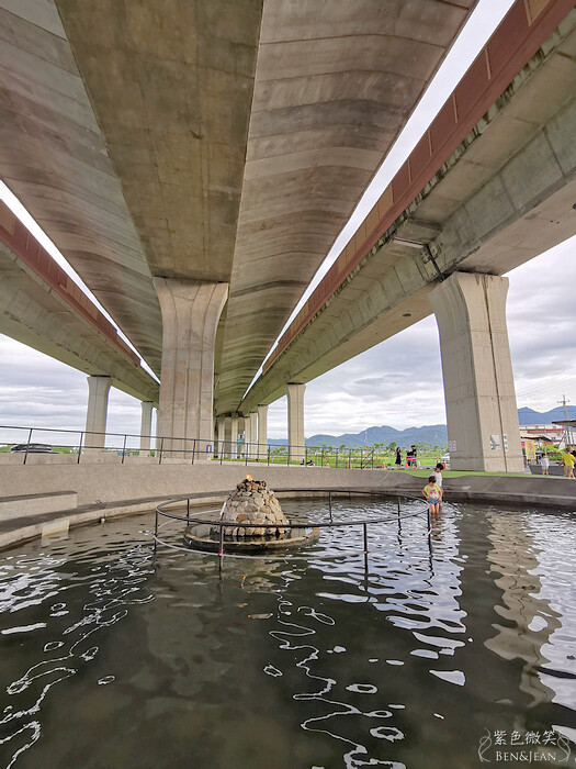 宜蘭縣冬山鄉武淵水火同源親子公園》滾輪溜滑梯、大碗公溜滑梯、戲水池大沙坑攀爬網