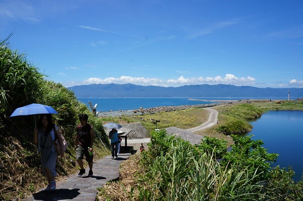 宜蘭縣頭城鎮龜山島賞鯨|龜山島半日遊》賞鯨登島繞島三合一,賞龜山島八景,牛奶海立槳好好玩