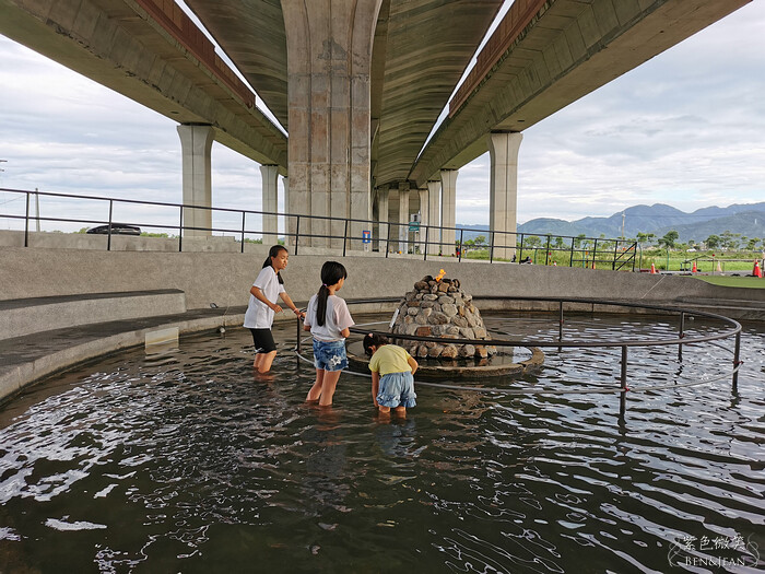 宜蘭縣冬山鄉武淵水火同源親子公園》滾輪溜滑梯、大碗公溜滑梯、戲水池大沙坑攀爬網