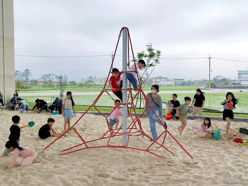 宜蘭縣冬山鄉武淵水火同源親子公園》滾輪溜滑梯、大碗公溜滑梯、戲水池大沙坑攀爬網