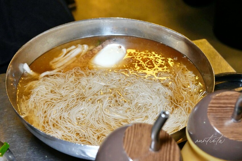 韓國【弘大美食】朝鮮火爐烤肉，炭火燒肉，必吃美味韓牛，弘大傳統韓式烤肉推薦!