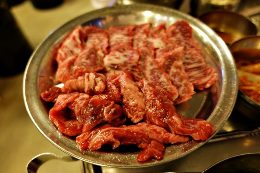 韓國【弘大美食】朝鮮火爐烤肉，炭火燒肉，必吃美味韓牛，弘大傳統韓式烤肉推薦!