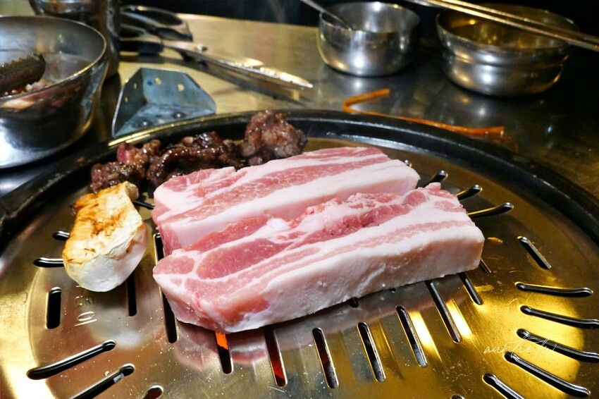 韓國【弘大美食】朝鮮火爐烤肉，炭火燒肉，必吃美味韓牛，弘大傳統韓式烤肉推薦!