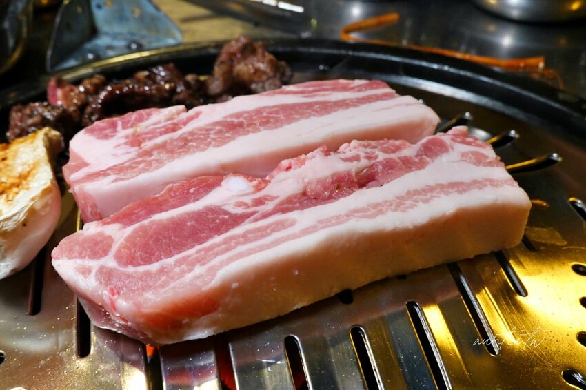 韓國【弘大美食】朝鮮火爐烤肉，炭火燒肉，必吃美味韓牛，弘大傳統韓式烤肉推薦!