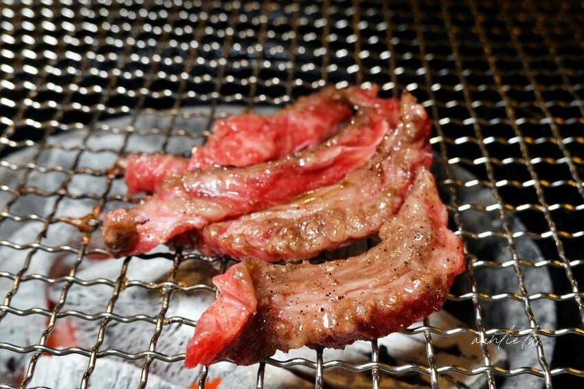 韓國【弘大美食】朝鮮火爐烤肉，炭火燒肉，必吃美味韓牛，弘大傳統韓式烤肉推薦!