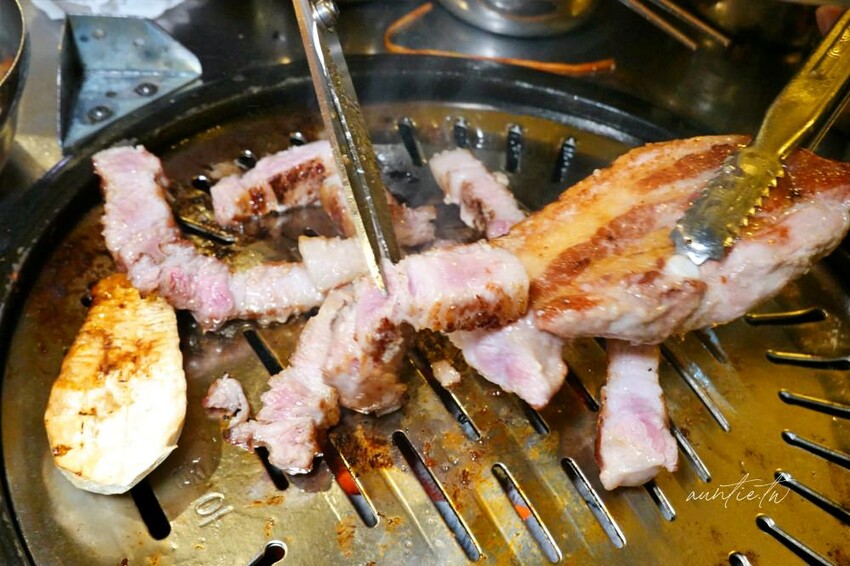 韓國【弘大美食】朝鮮火爐烤肉，炭火燒肉，必吃美味韓牛，弘大傳統韓式烤肉推薦!