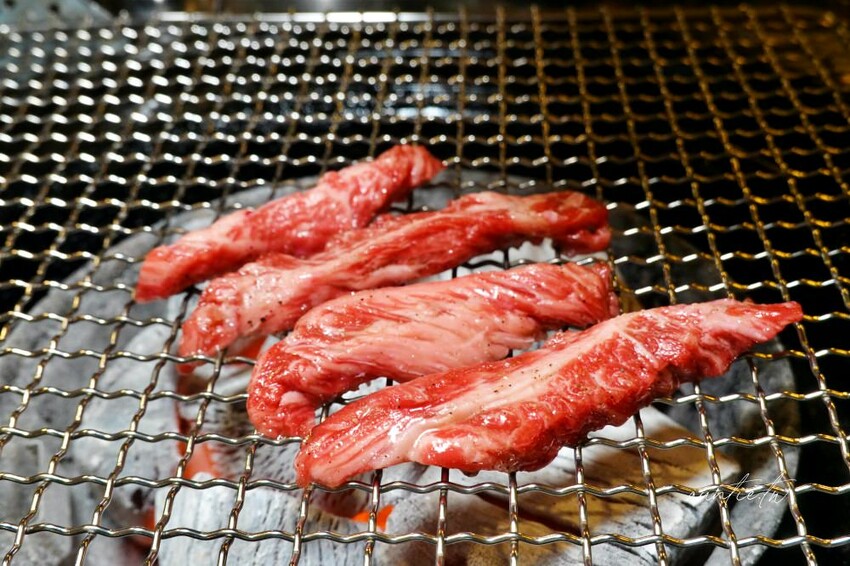 韓國【弘大美食】朝鮮火爐烤肉，炭火燒肉，必吃美味韓牛，弘大傳統韓式烤肉推薦!