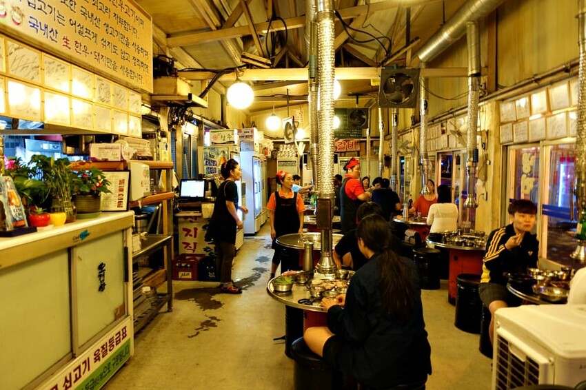 韓國【弘大美食】朝鮮火爐烤肉，炭火燒肉，必吃美味韓牛，弘大傳統韓式烤肉推薦!