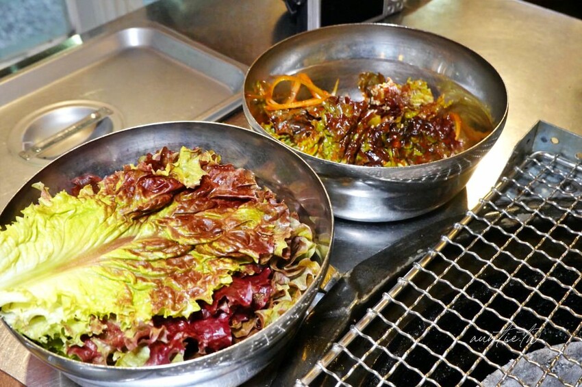 韓國【弘大美食】朝鮮火爐烤肉，炭火燒肉，必吃美味韓牛，弘大傳統韓式烤肉推薦!