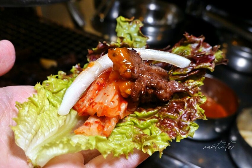 韓國【弘大美食】朝鮮火爐烤肉，炭火燒肉，必吃美味韓牛，弘大傳統韓式烤肉推薦!