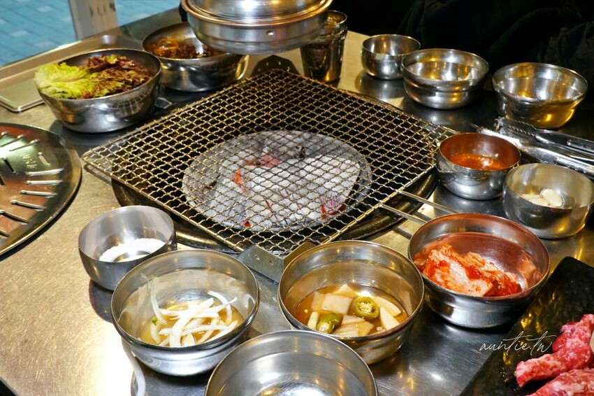 韓國【弘大美食】朝鮮火爐烤肉，炭火燒肉，必吃美味韓牛，弘大傳統韓式烤肉推薦!