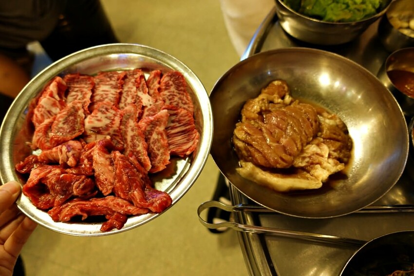 韓國【弘大美食】朝鮮火爐烤肉，炭火燒肉，必吃美味韓牛，弘大傳統韓式烤肉推薦!