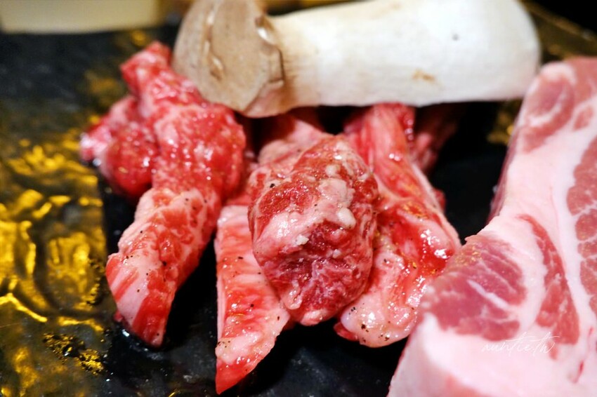 韓國【弘大美食】朝鮮火爐烤肉，炭火燒肉，必吃美味韓牛，弘大傳統韓式烤肉推薦!