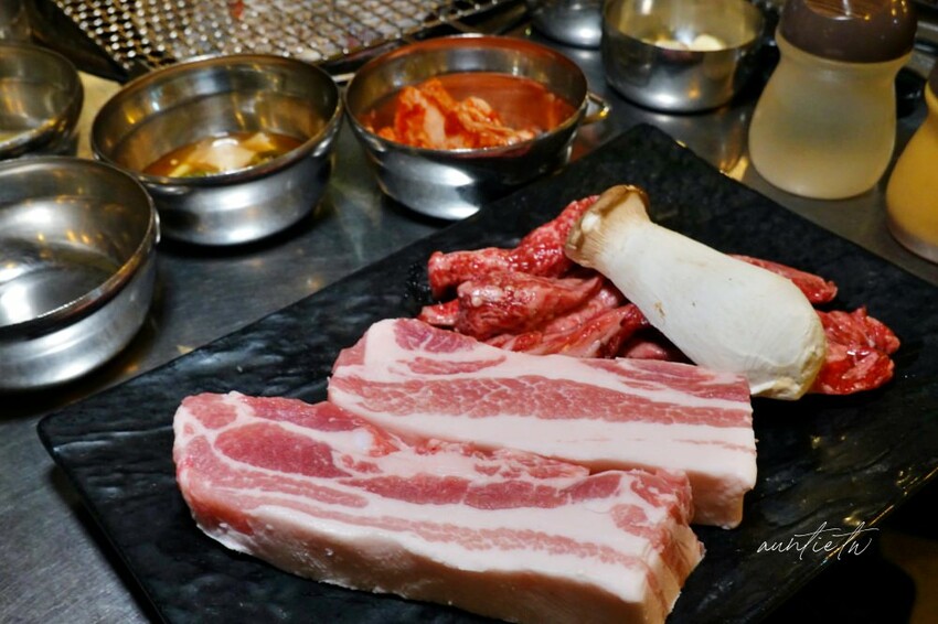 韓國【弘大美食】朝鮮火爐烤肉，炭火燒肉，必吃美味韓牛，弘大傳統韓式烤肉推薦!