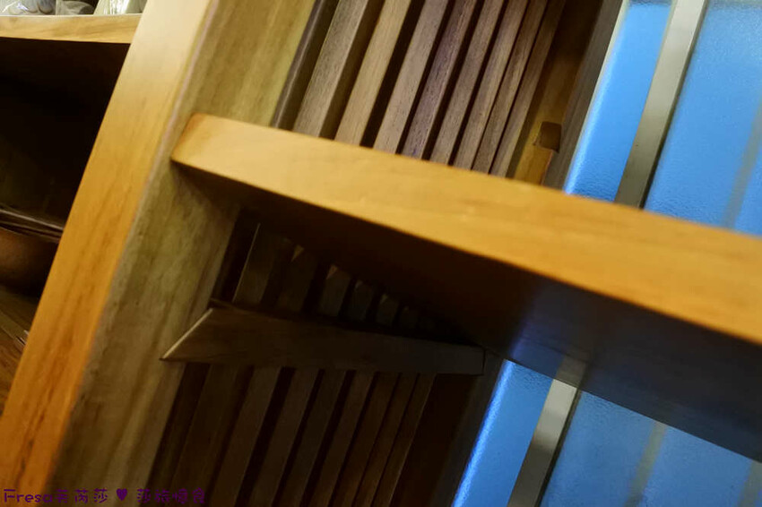 台南傢俱【桂禾棠柚木家具】高品質柚木沙發座椅.自家設計生產及客製訂購傢俱.榫卯書架超穩固│防潮防濕防白蟻│永康傢俱 - Fresa芙芮莎♥莎旅憶食